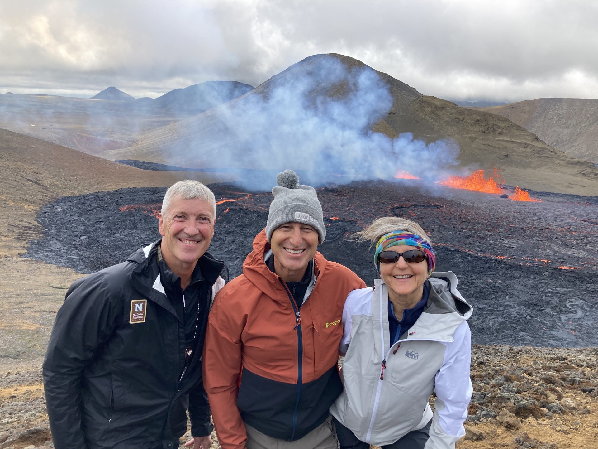 Guests in front of the eruption on the Reykjanes peninsula