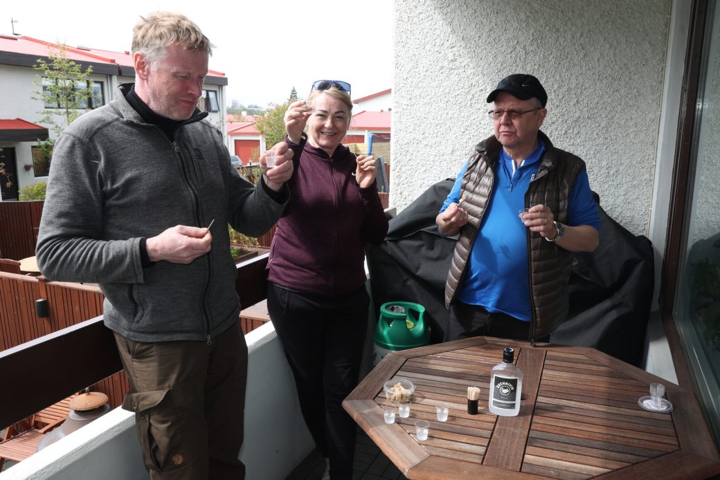 Pétur and guests tasting Icelandic food